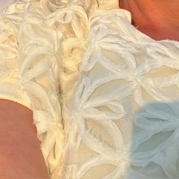 Mesh Flower Round Neck Short Sleeve Top - Picture 4 of 6